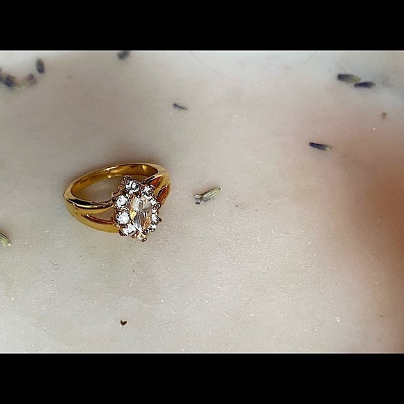 𝅺beautiful gold tone sparkly ring size 6.5 - Picture 8 of 13